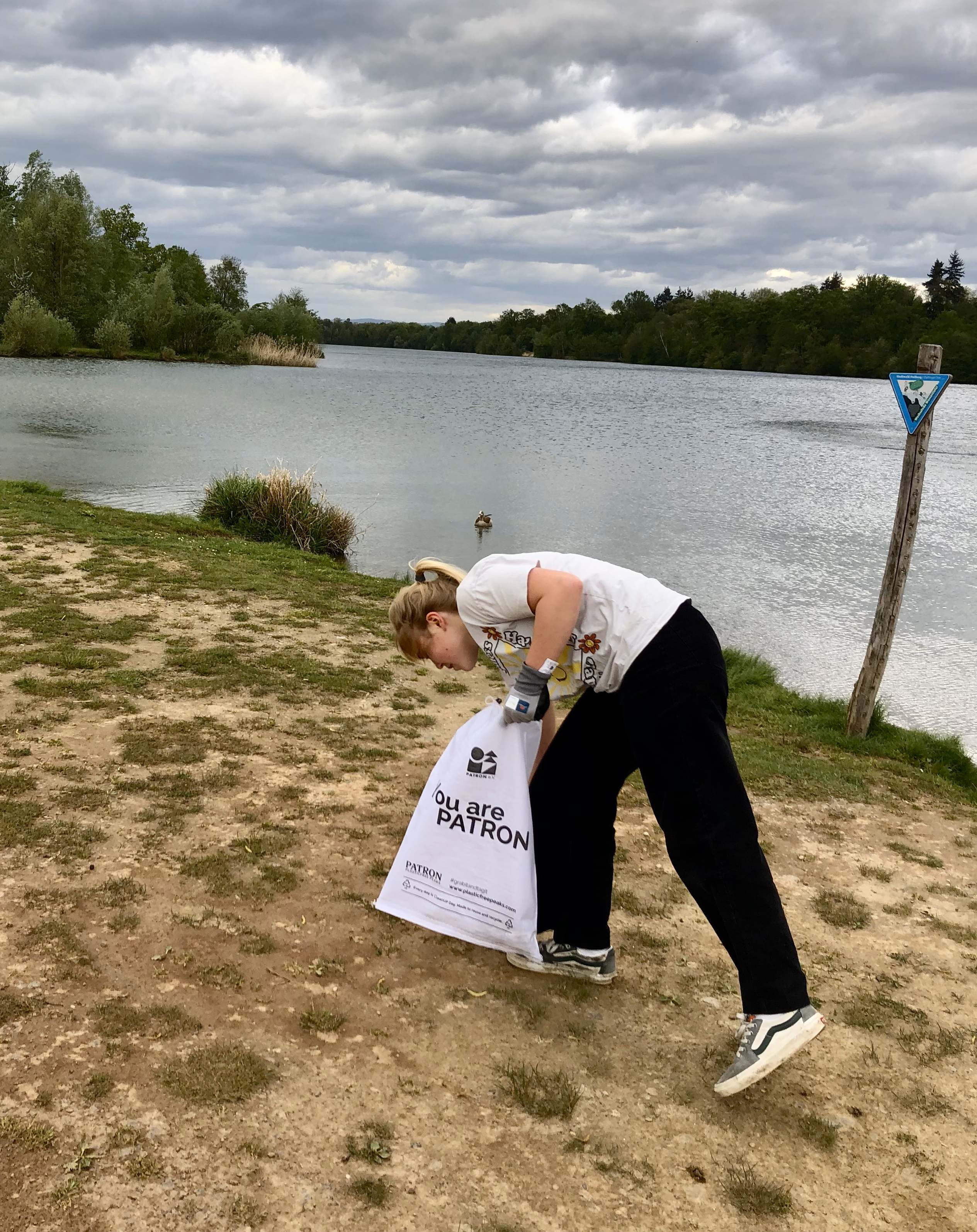 Selbst direkt am Ufer, wo jeder gerne baden oder wir paddeln geht, liegt einiges an Müll zum Sammeln