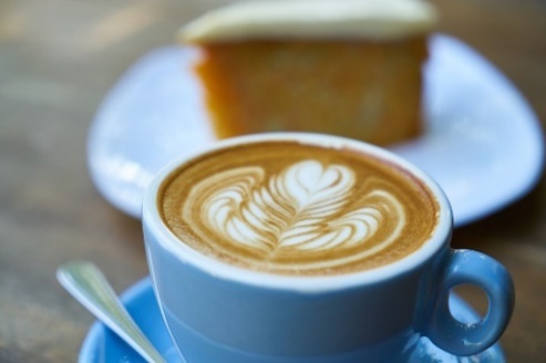Große Kaffeetasse  mit Sahnehäubchen und leckeren Kuchen dazu: Herz, was willst Du mehr?