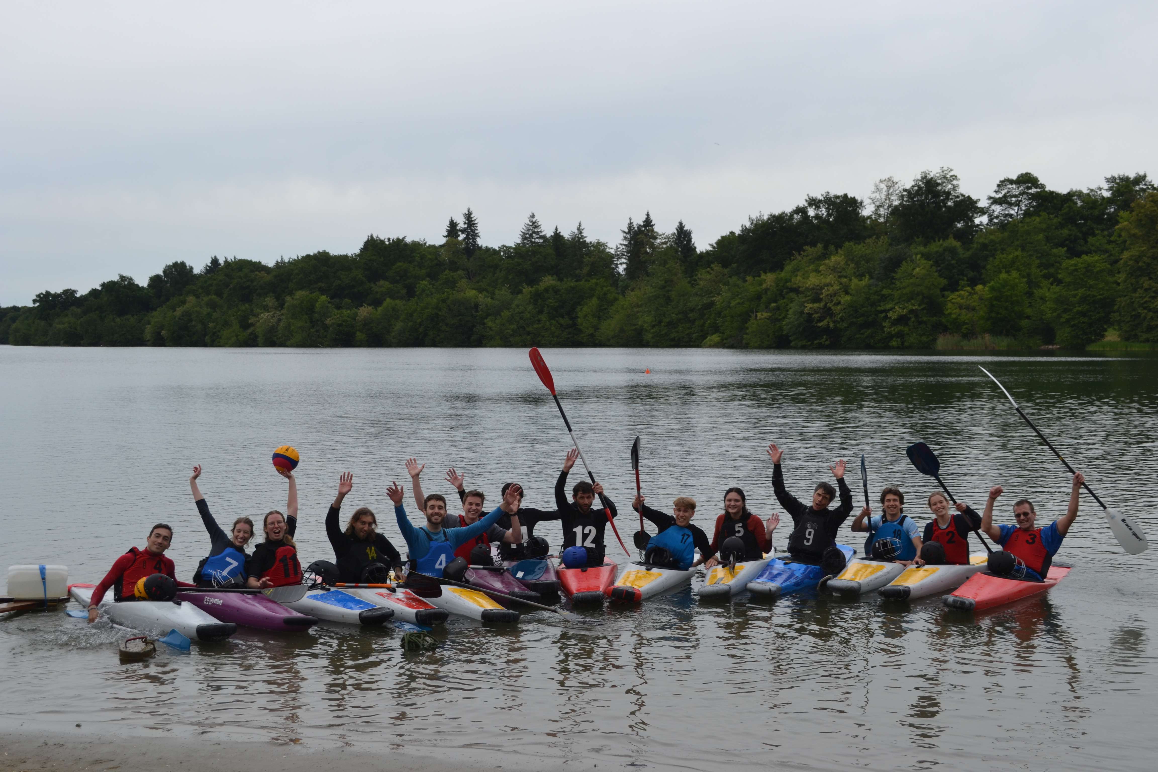 Begeisterte Kanupolo-Spieler beim Spaßturnier 2025 auf dem Opfinger See