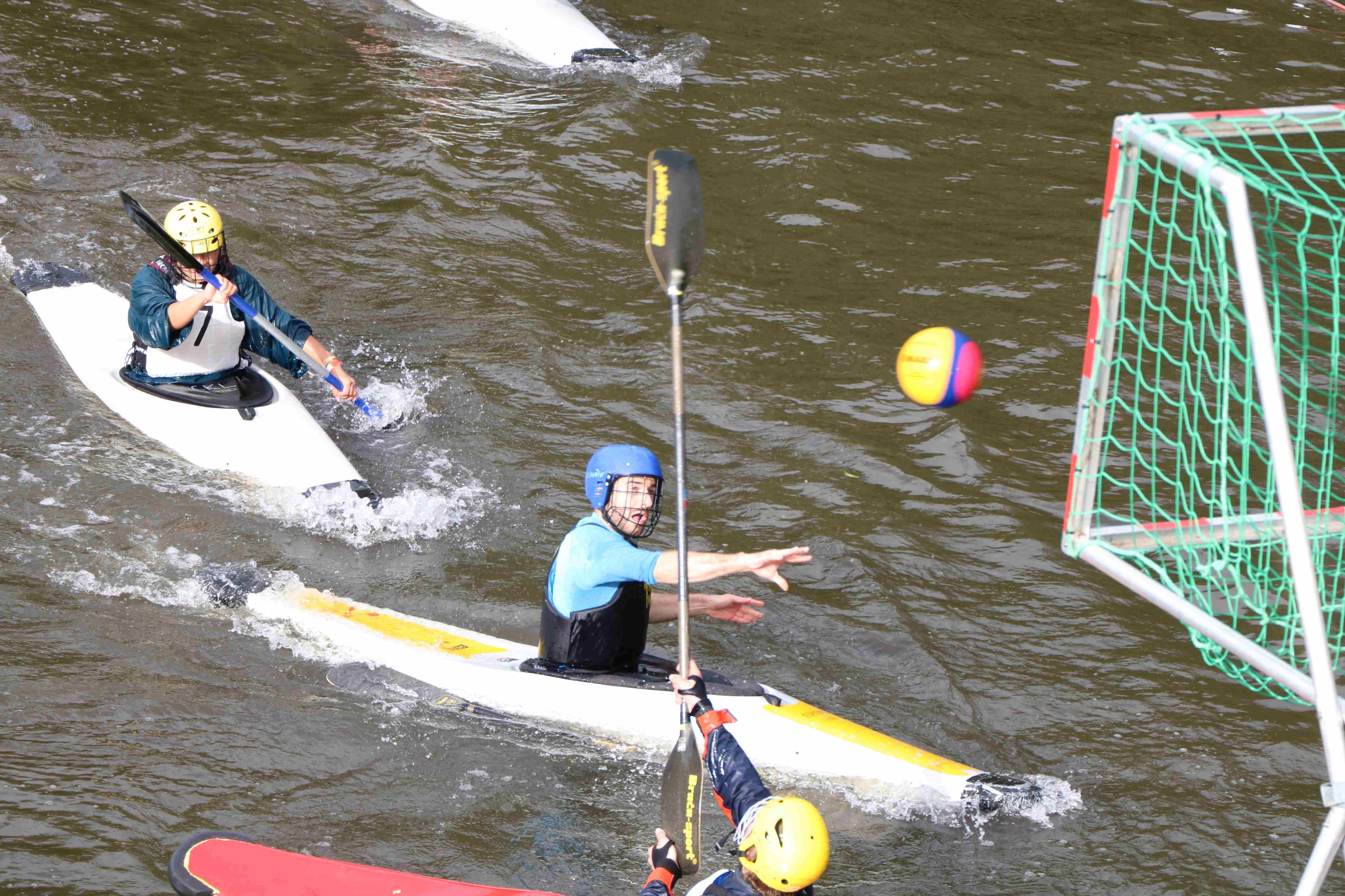 Polo-Training: Geschickt mit Kajak, Paddel & Ball