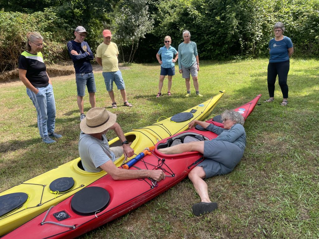 Sicherheitstraining mit dem Seekajak: Hilfe eines anderen Paddlers beim Wiedereinstieg auf dem Wasser