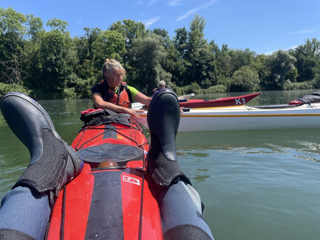 Sicherheitstraining mit dem Seekajak: Auf dem Wasser an die gekenterte Person heranfahren