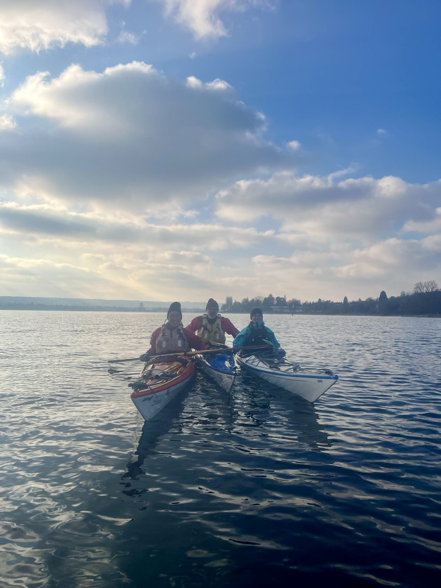 Seekajakwart Heinrich aktiv mit anderen Seekajaker*innen