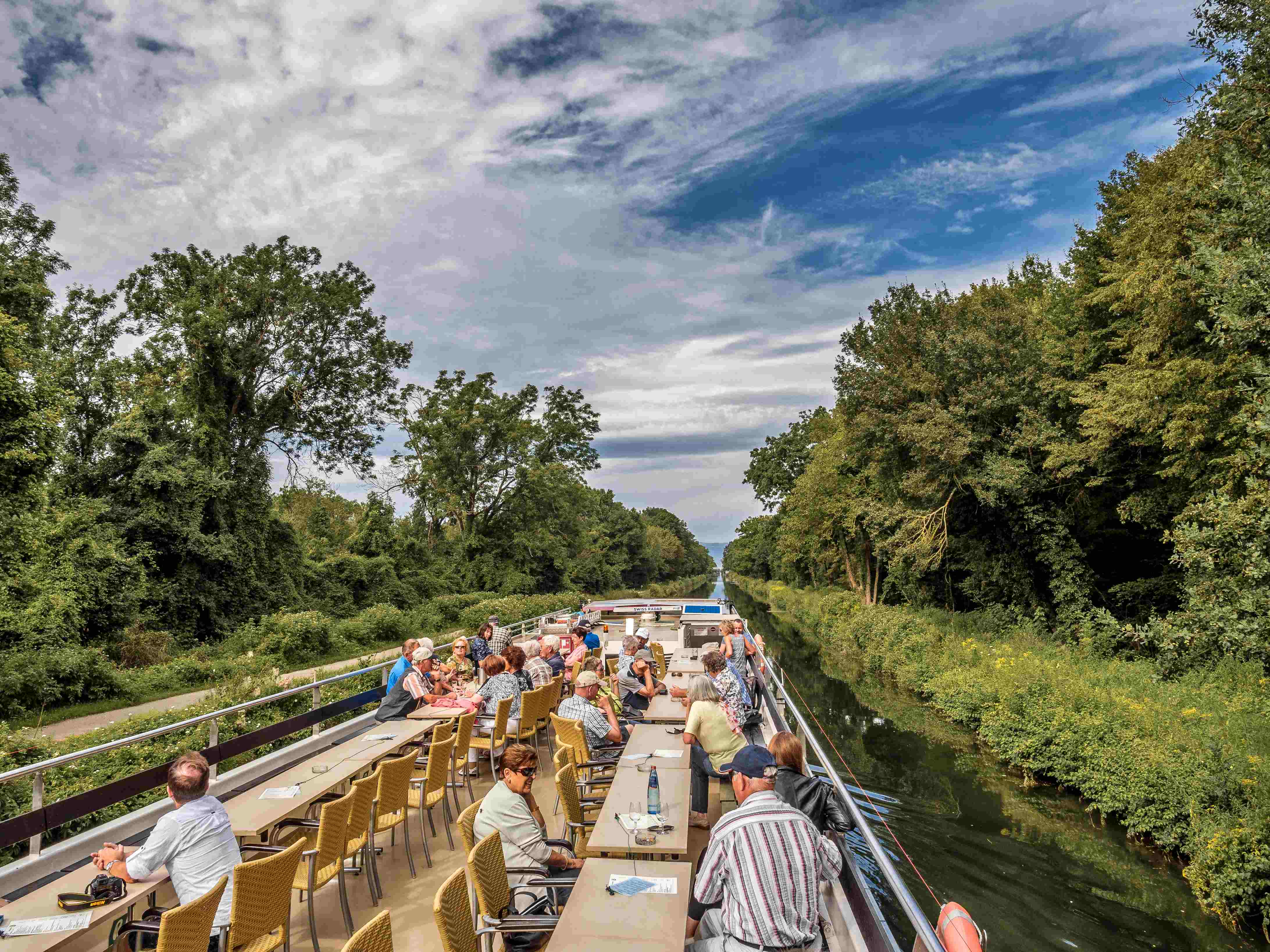 Gemütliche Schifffahrt durch die Rheinauen