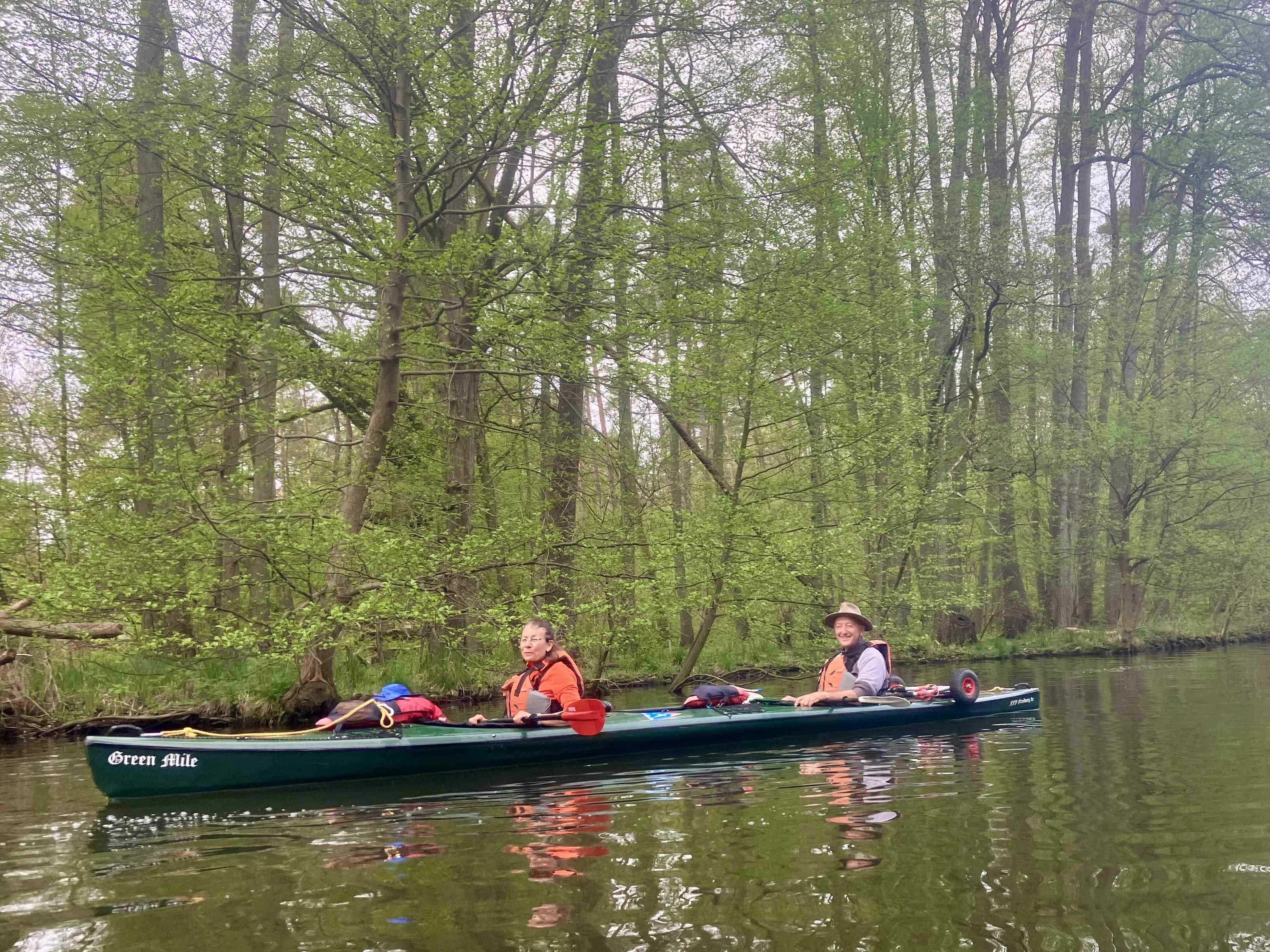 Genuß pur: Im Kanu-Zweier paddeln wir gemütlich durch die herrliche Natur