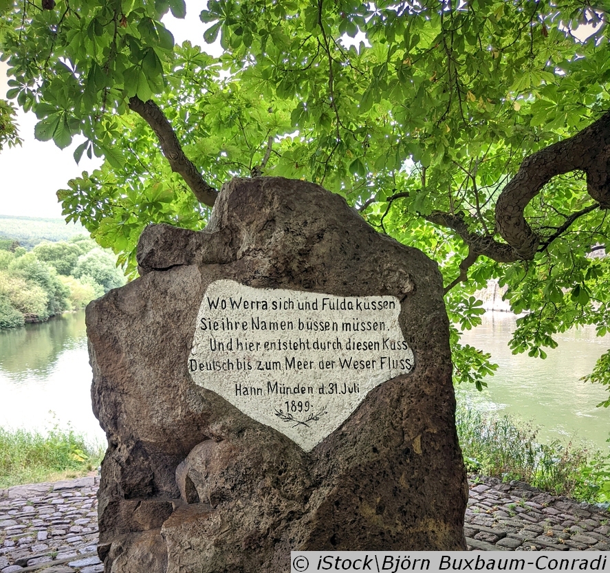 Blick auf den Weserstein mit Spruch (Quelle: iStock 1410249771 NutzungsrechteSamenfink)