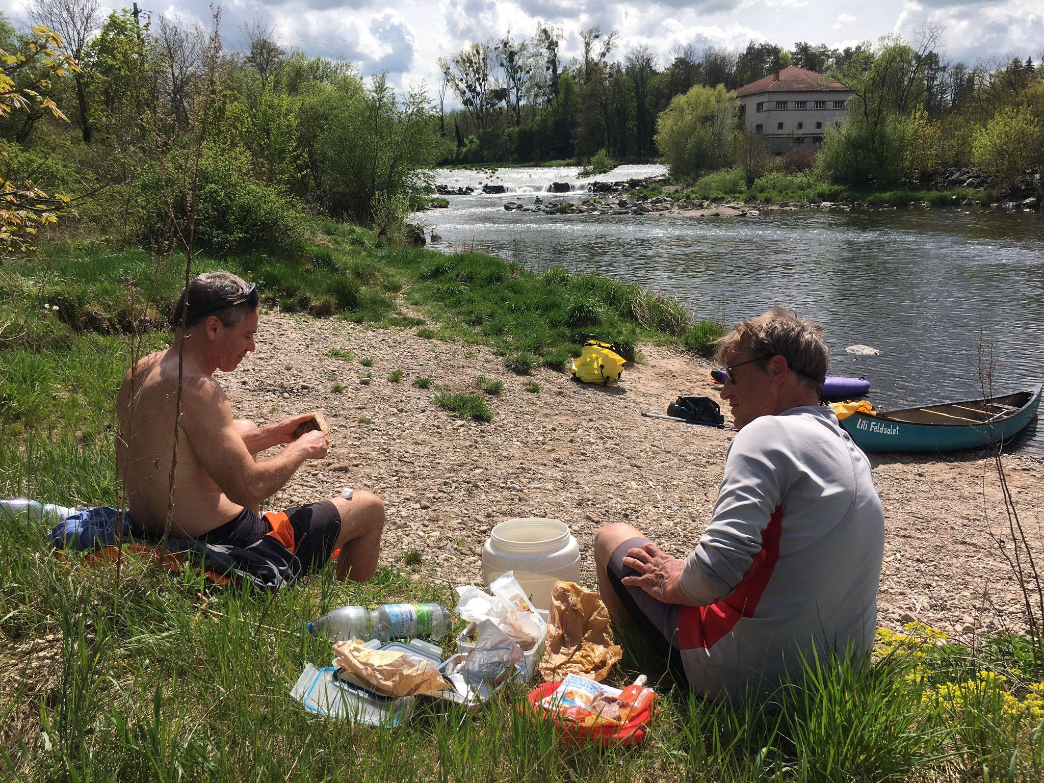 Natürlich auch beim Paddeln wichtig: eine gemütliche Pause zum Stärken (Urheber Klemens)