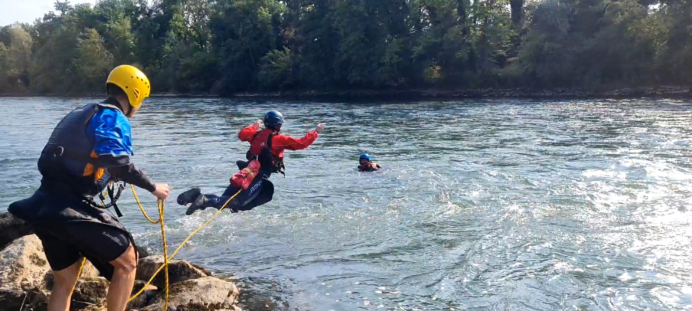 Springrettung: Ein Schwimmer und ein seilgesicherter Srpinger