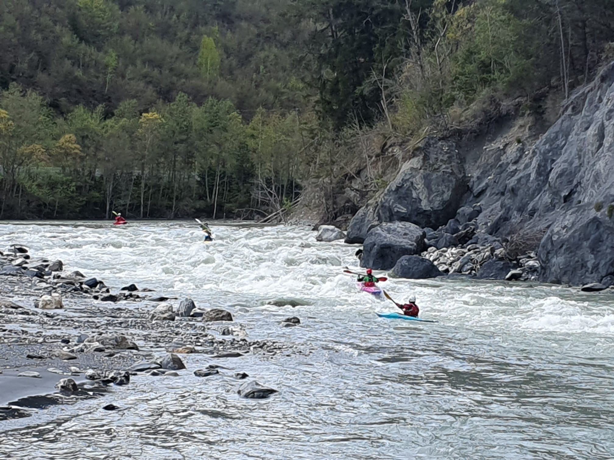 Kenterfrei durch die Wildwasser-Stellen auf dem Vorderrhein 