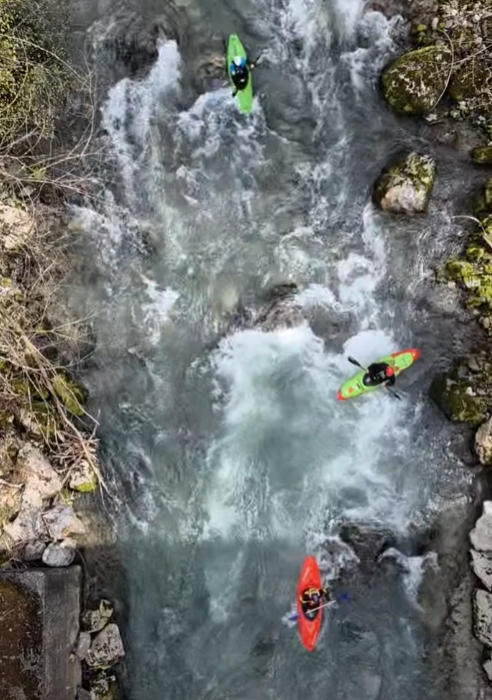 Ein Blick von der Brücke auf die 3-er Paddelgruppe auf der Dranse de Morzine